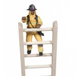 Figurina Papo pompier galben pe scara