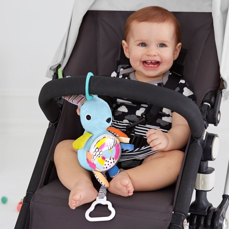 Jucarie cu activitati pentru carucior skip hop vibrant village iepuras