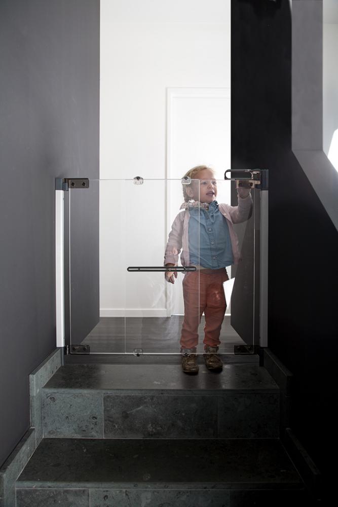 Poarta de siguranta premium pentru scara plexi silver 74-100cm