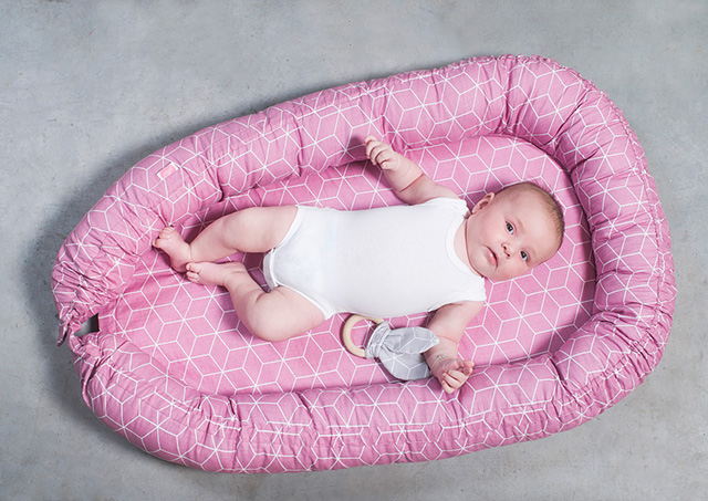 Salteluta cu protectie pentru bebelusi roz Jollein Babynest Graphic