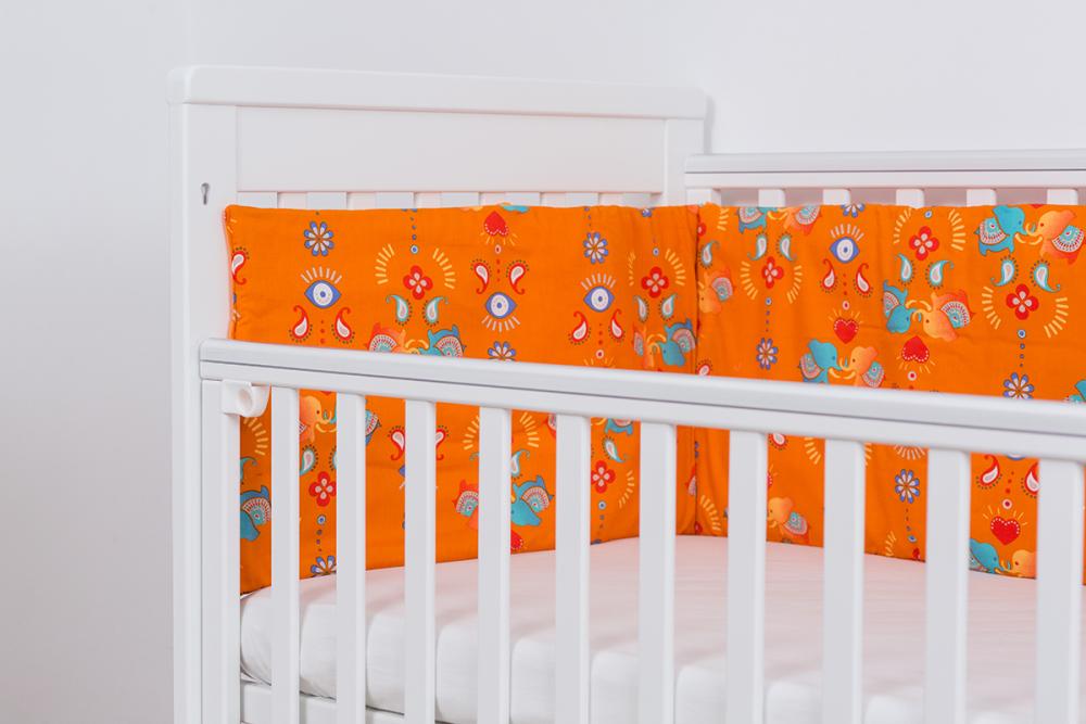 Set protectii patut 140 x 70 cm jocul elefantilor fond portocaliu