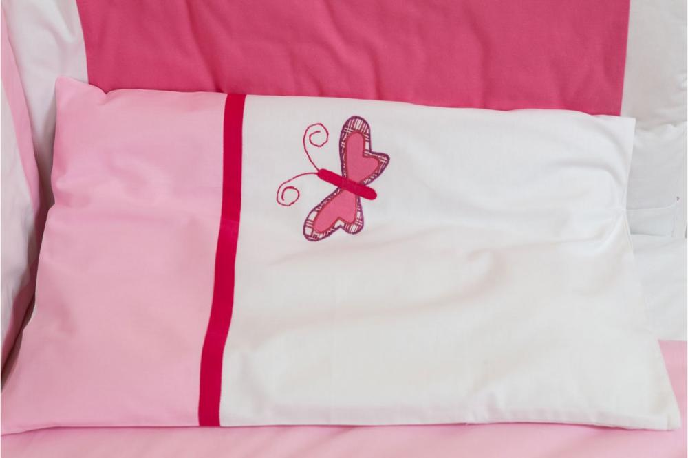Lenjerie brodata 4 piese fluturasi roz 60 x 120 cm