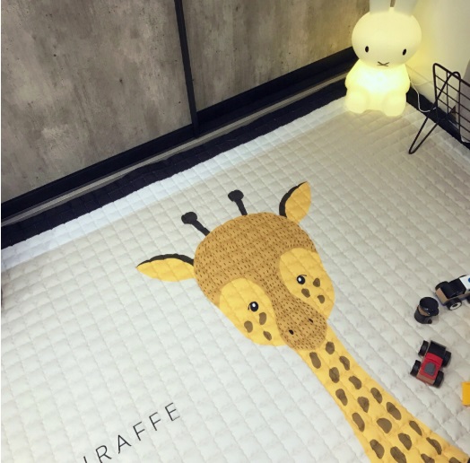 Covor textil cu umplutura si jucarie giraffe 100x150x2 cm