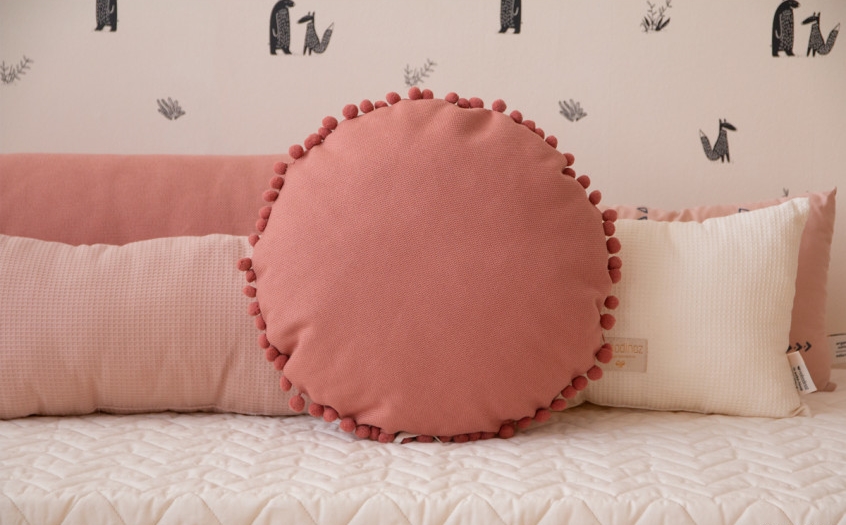 Pernuta decorativa rotunda Nobodinoz Sunny 37x37cm roz