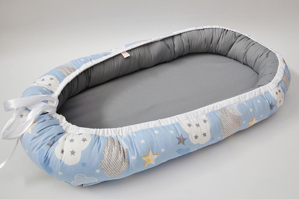Baby nest 0-6 luni gri, bleu, nori si stele