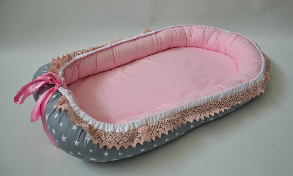 Baby nest 0-6 luni gri cu stele roz si dantela delux