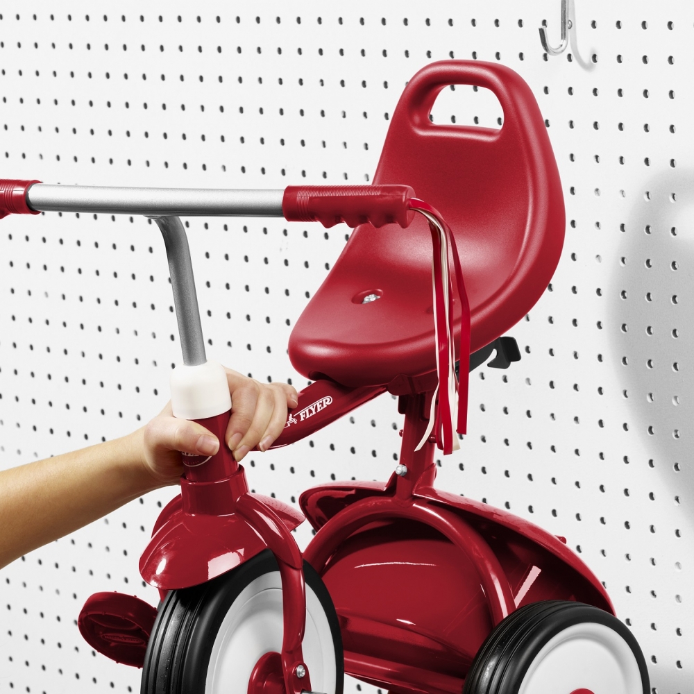 Tricicleta pentru copii Radio Flyer Fold 2 Go Red pliabila, cu scaun reglabil in inaltime, in functie de varsta, roti silentioase, panglici decorative si compartiment pentru depozitare - 3 | YEO