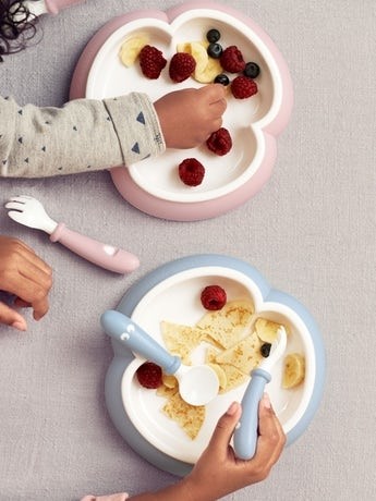 2 Seturi hranire farfurie, lingurita si furculita pentru bebe Powder Blue Alimentatie imagine noua responsabilitatesociala.ro