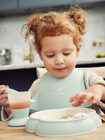 Set hranire farfurie, lingurita, furculita, pahar si bavetica pentru bebe Powder Green Alimentatie imagine noua responsabilitatesociala.ro