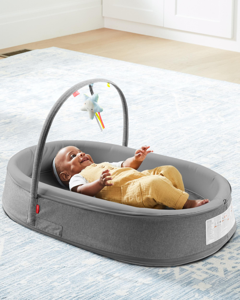 Cosulet pentru bebelusi Baby Nest Grey White Skip Hop Baby Camera copilului