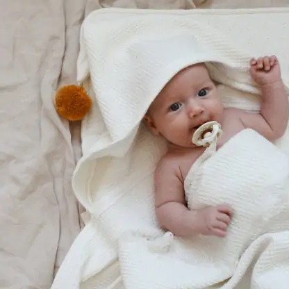 Prosop de baie pentru bebelusi din bumbac waffle cu gluga si ciucuras alb lapte 70×140 cm 70x140 imagine 2022 protejamcopilaria.ro