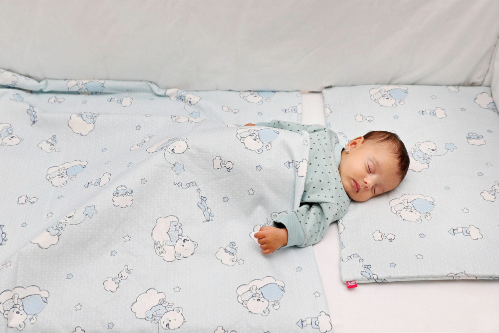 Lenjerie de pat pentru copii 4 piese Ursuletul Martinica albastru 70×140 cm 100×135 cm 100x135 imagine 2022 protejamcopilaria.ro