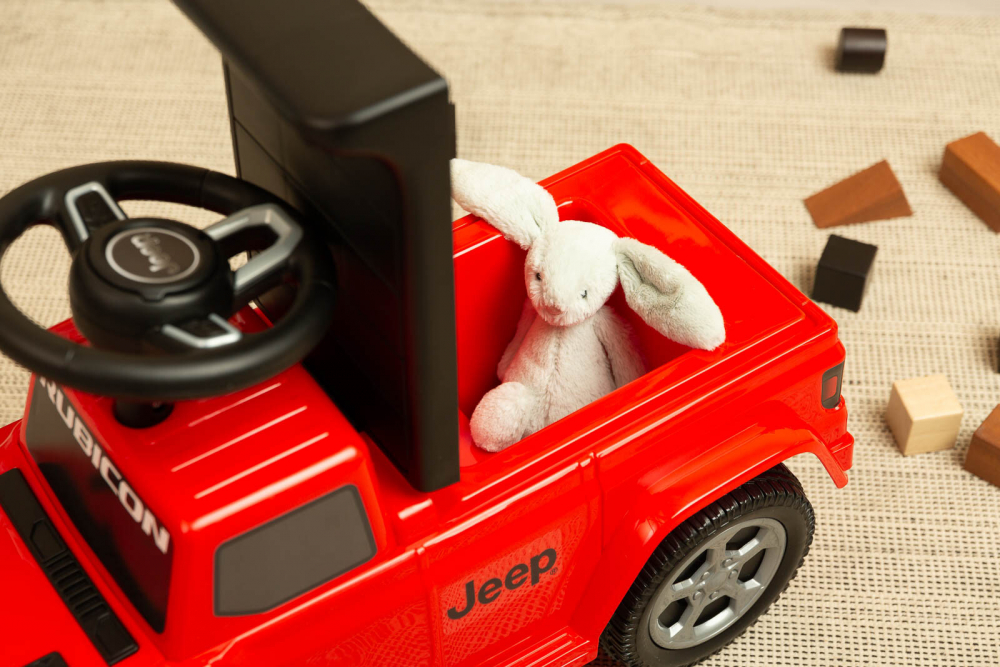 Jucarie ride-on Toyz Jeep Rubicon rosu nichiduta.ro imagine noua responsabilitatesociala.ro