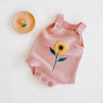 Salopeta tricotata cu Floarea Soarelui Roz marime 6-12 Luni
