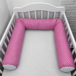 Perna bumper Deseda pentru pat bebe 180 cm buline pe roz