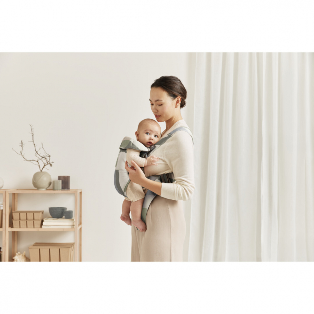 Poze Marsupiu anatomic BabyBjorn cu multiple pozitii de purtare Mini bumbac KhakiGreen nichiduta.ro 