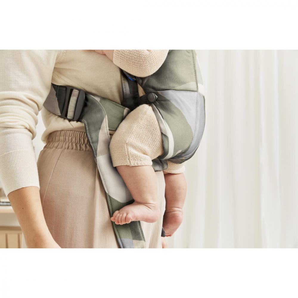 Poze Marsupiu anatomic BabyBjorn cu multiple pozitii de purtare Mini bumbac KhakiGreen nichiduta.ro 