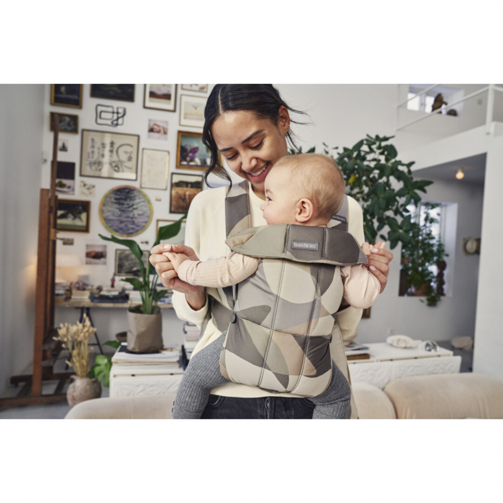Poze Marsupiu anatomic BabyBjorn cu multiple pozitii de purtare Mini bumbac KhakiGreen nichiduta.ro 