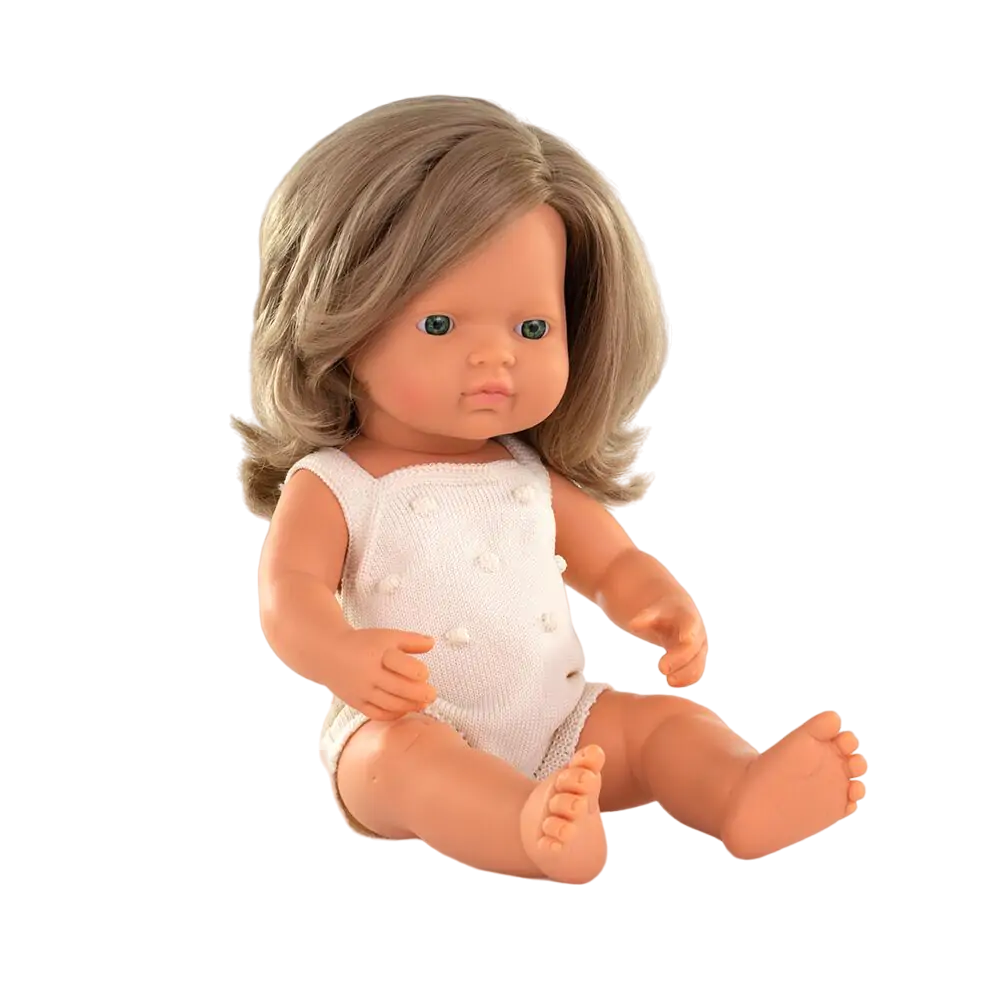 Papusa 38 cm fetita europeana cu par blond inchis imbracata in salopeta tricotata
