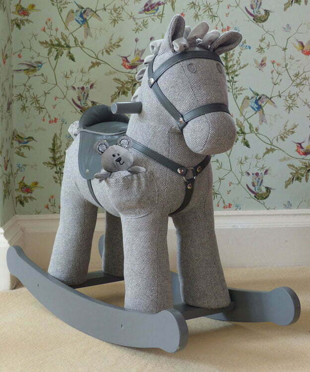 Balansoar din lemn Little Bird Told Me Stirling Mac Rocking Horse cu tesaturi senzoriale pentru feti