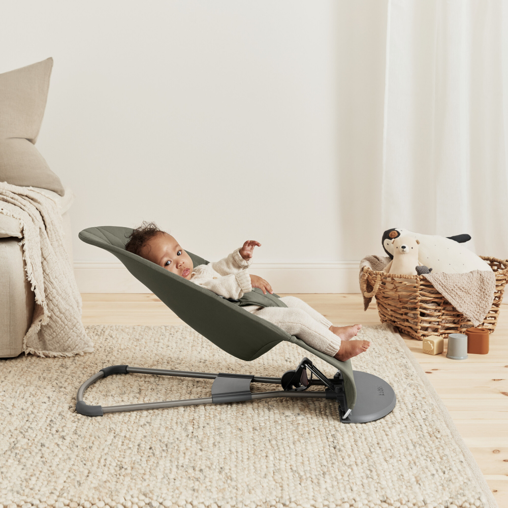 Balansoar Bliss BabyBjorn Dark Green cu aspect delicat de petala tesatura matlasata