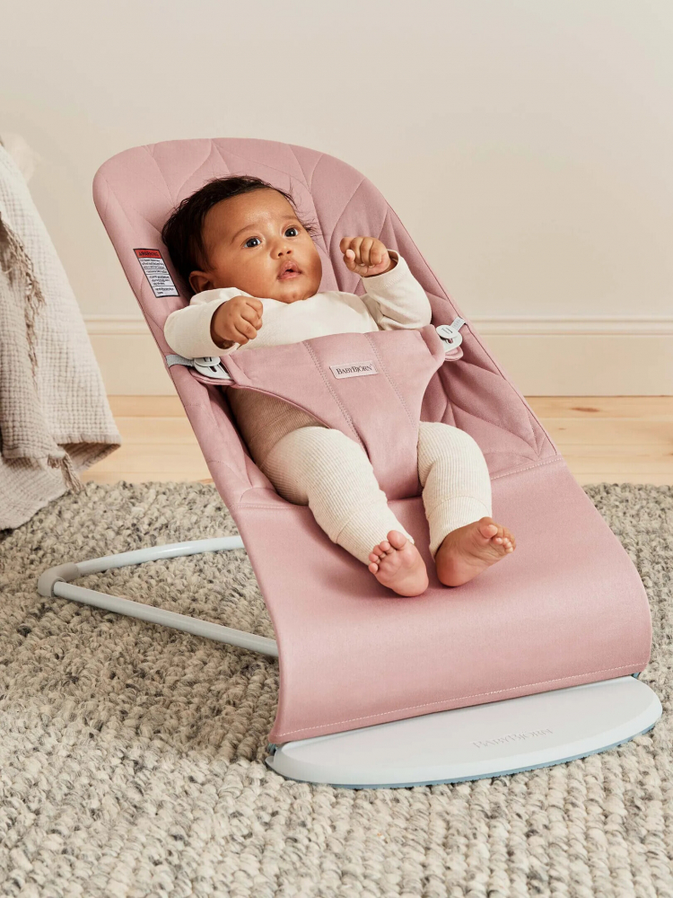 Balansoar Bliss BabyBjorn Dusty Pink cu aspect delicat de petala tesatura matlasata cu bara de jucarii inclusa