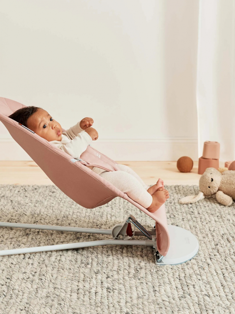 Balansoar Bliss BabyBjorn Dusty Pink cu aspect delicat de petala tesatura matlasata cu bara de jucarii inclusa - 1