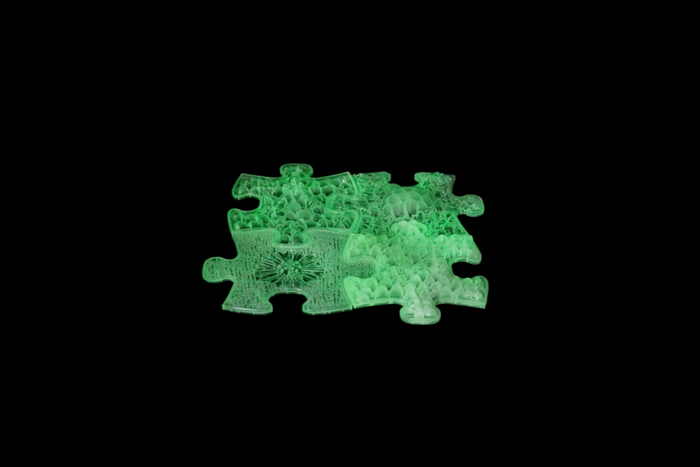 Covoras ortopedic senzorial puzzle set fluorescent straluceste in intuneric