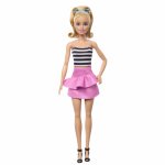 Papusa Barbie Fashionista blonda cu parul prins in coada si fusta roz