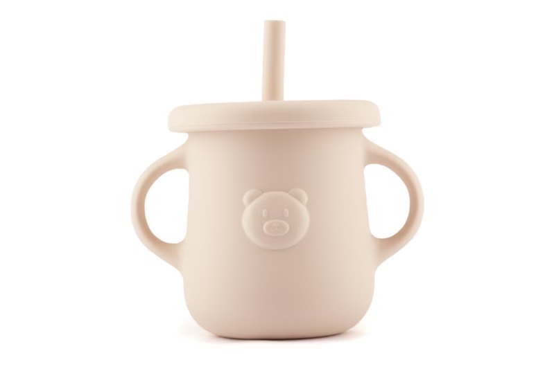 Cana din silicon pentru copii cu capac manere si pai 200 ml Kidnort Teddy Bej