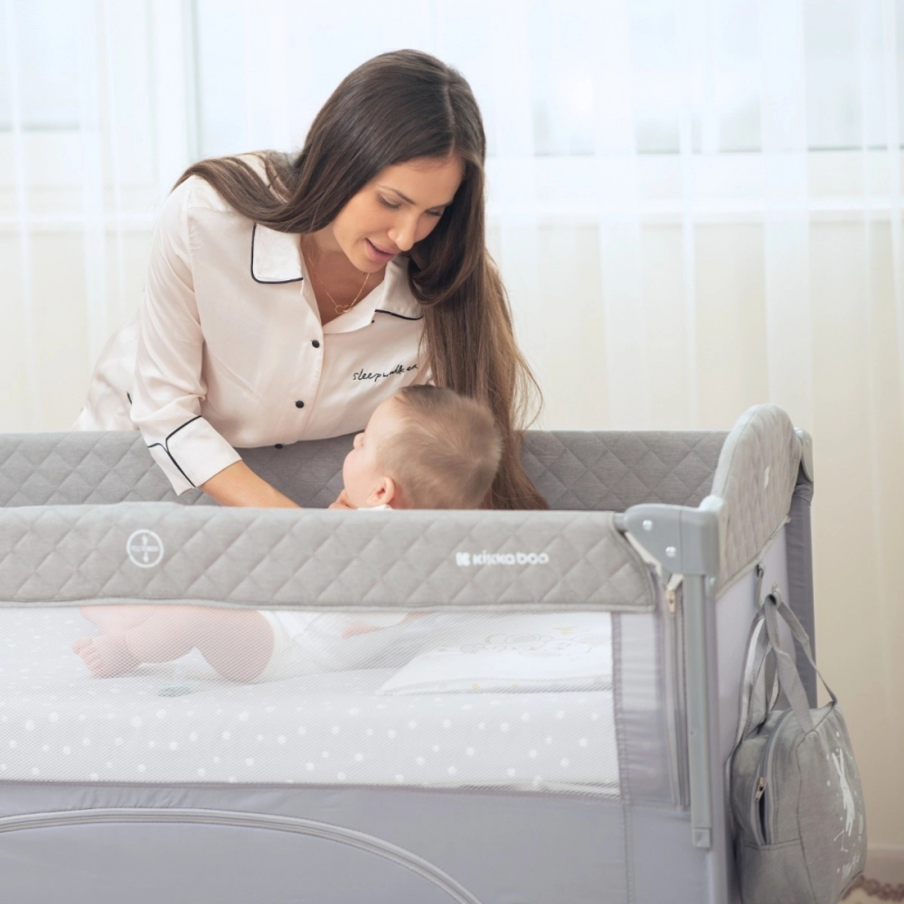 Patut pliabil pentru copii KikkaBoo Milky Way Grey cu 2 nivele,laterala culisanta pe 3 nivele,pliere compacta,usa cu fermoar,roti cu frane,curea de fixare pat,saltea pliabila,gentuta organizator si geanta transport incluse - 3