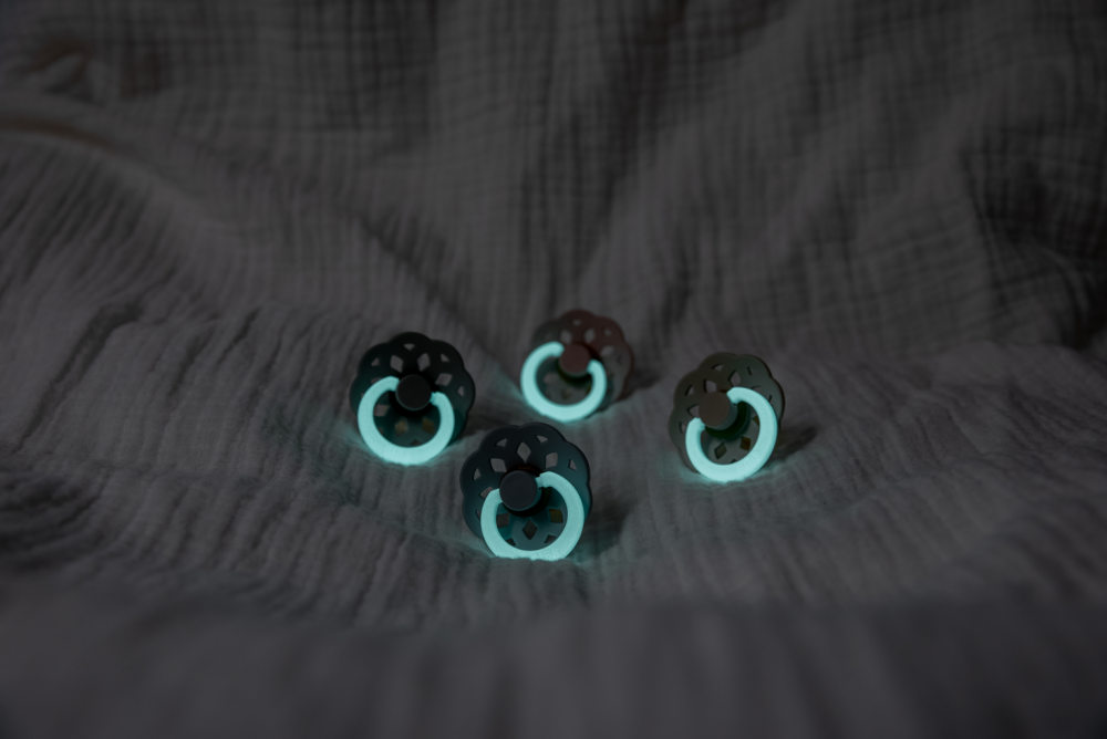 Set 2 suzete Bibs fosforescente Colour Glow Latex, tetina rotunda, 6 luni + IronBaby Blue - 1 | YEO