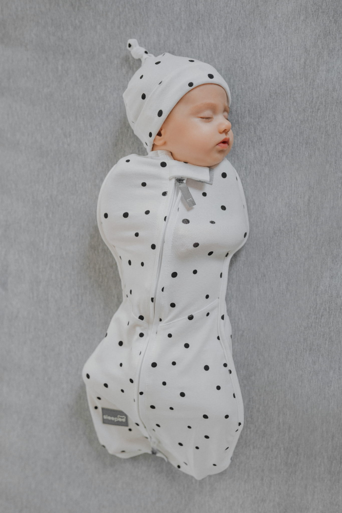 Saculet Swaddle pentru infasat Nou Nascut + caciulita First Step Dots 0.2 Tog Sleepee