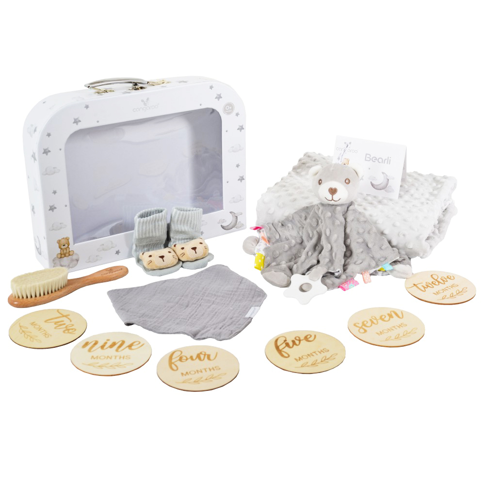 Set cadou 6in1 pentru nou nascut Cangaroo Bearly Gri cu paturica dubla 100x80cm,jucarie atasament,sosete,baveta,perie cu peri naturali si cartonase etape crestere in cutie cadou cu felicitare