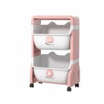 Organizator pentru copii Little Mom Piggy Pink cu 2 nivele, echipat cu 2 cutii deschise, prevazut cu roti, dimensiuni 63x40x27 cm