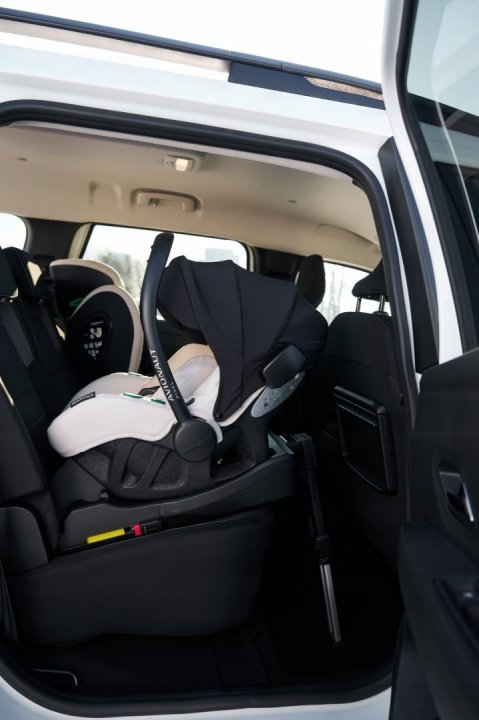 Baza Isofix Avionaut Dock 2, omologata standardul EN R129 i-Size, compatibila cu scoicile Cosmo, Pixel Pro 2.0 si Cosmo 2.0, cu instalare intuitiva, ergonomica si usoara
