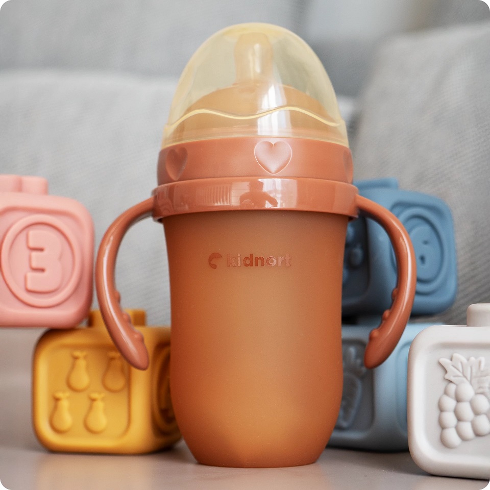 Biberon anti-colici pentru bebelusi de la 6 luni Kindnort Eple, nivelul de debit 5, cu pai moale din silicon si biluta gravitationala incorporata, maner ergonomic detasabil, capacitate 250 ml, Brown