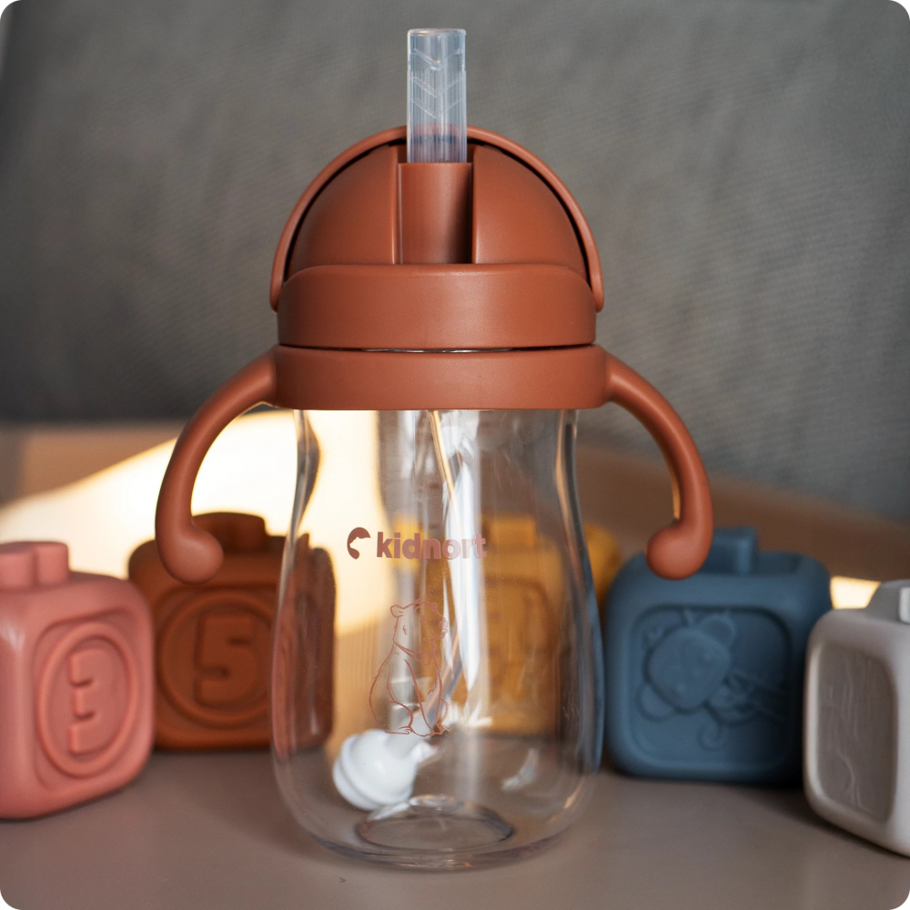 Sticluta de apa din tritan pentru copii, Kindnort Bringebaer, sterilizabila, pai moale din silicon cu biluta gravitationala, maner ergonomic, capacitate 300 ml, Brown - 1 | YEO