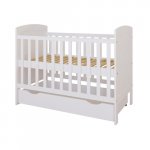 Patut din lemn Nichiduta Philip Alb 120x60 cm cu Laterala detasabila,Sertar cu roti,Margine din silicon pentru protectie dintisori,Design elegant,Vopsele si materiale sigure,3 Nivele reglare somiera,Margini rotunjite