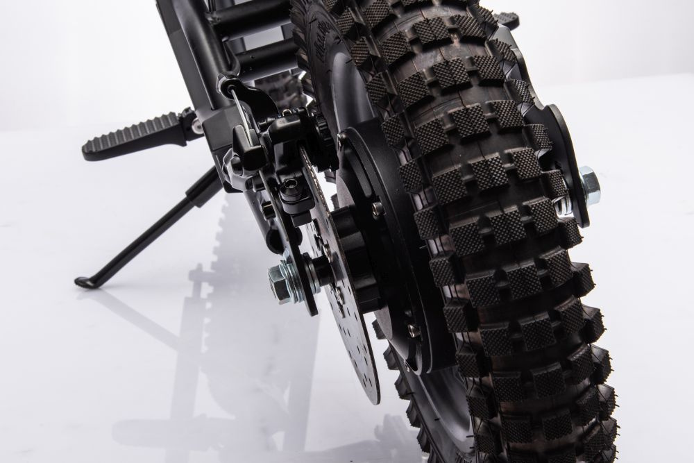 Motocicleta electrica pentru copii A9901 Black, cu suspensii, roti pneumatice, motor de 350W, baterie de 2x18V9Ah, viteza 8-15 kmh, franare automata la eliberarea pedalei de acceleratie, dimensiune 116 x 53 x 75 cm - 1