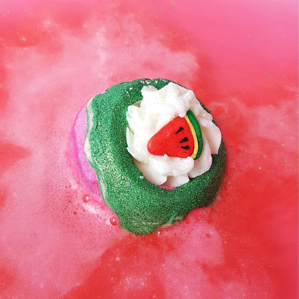 Bomba de baie handmade cu figurina One In A Melon Bath Blaster 160g Bomb Cosmetics