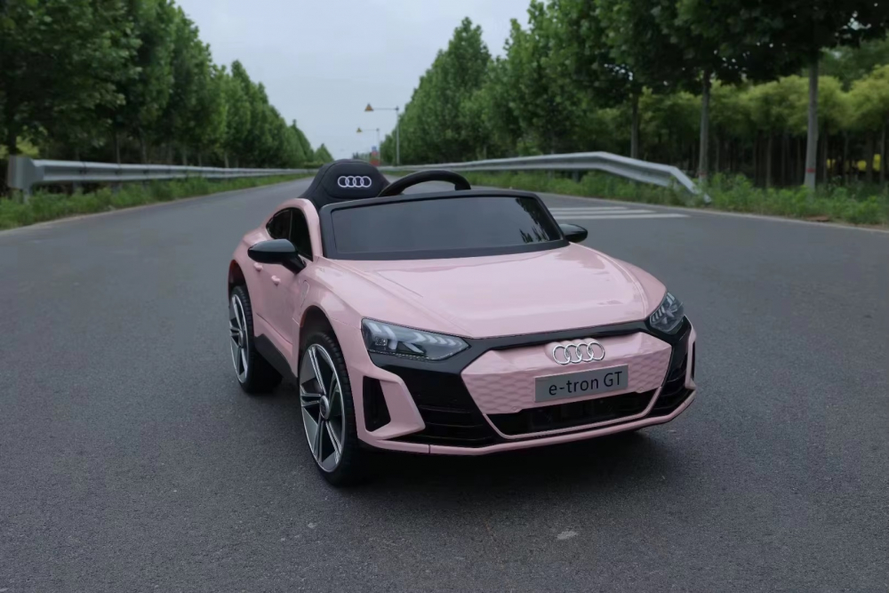 Masinuta electrica pentru copii Audi e-Tron GT Pink cu licenta,radiocomanda 2.4G,roti EVA,doua motoare,acumulator 12V,faruri si stopuri LED,acumulator 12V4,5Ah,doua motoare,oglinzi retrovizoare,unitate audio cu muzica - 2