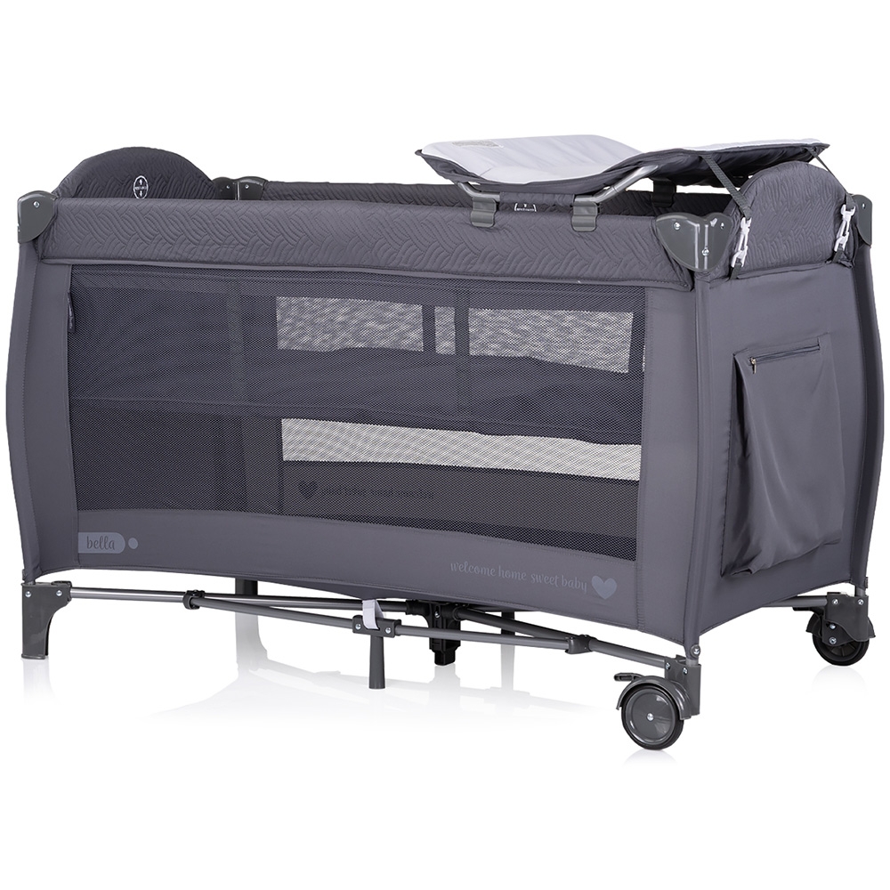Patut pliabil Chipolino Bella Anthracite cu doua nivele, intrare laterala cu fermoar, 2 roti cu frane, saltea de infasat, carusel muzical, geanta pentru transport, buzunar si organizator accesorii