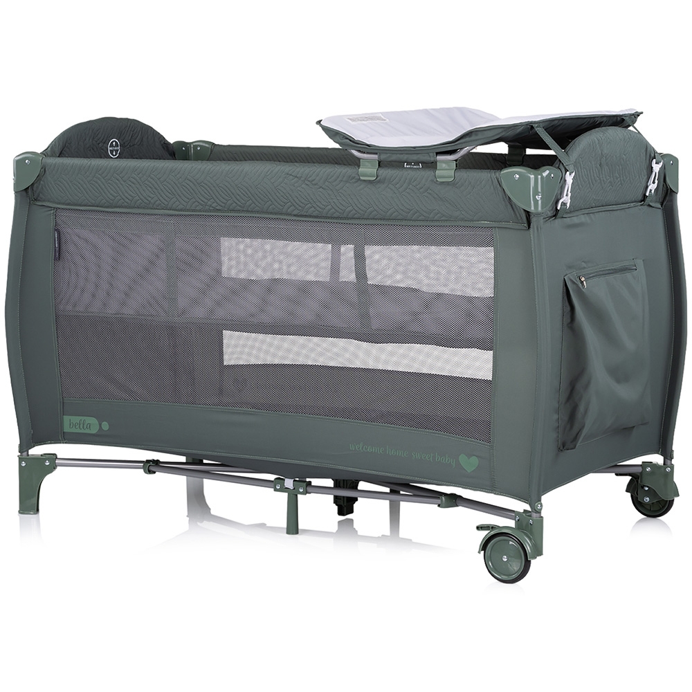 Patut pliabil Chipolino Bella Basil cu doua nivele, intrare laterala cu fermoar, 2 roti cu frane, saltea de infasat, carusel muzical, geanta pentru transport, buzunar si organizator accesorii
