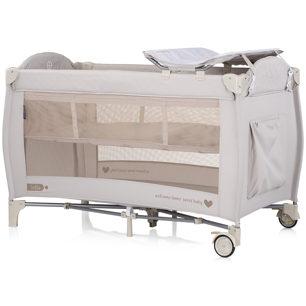 Patut pliabil Chipolino Bella Biscotta cu doua nivele, intrare laterala cu fermoar, 2 roti cu frane, saltea de infasat, carusel muzical, geanta pentru transport, buzunar si organizator accesorii