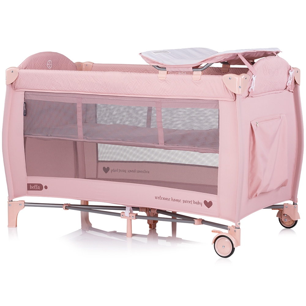 Patut pliabil Chipolino Bella Pink Marshmallow cu doua nivele, intrare laterala cu fermoar, 2 roti cu frane, saltea de infasat, carusel muzical, geanta pentru transport, buzunar si organizator accesorii