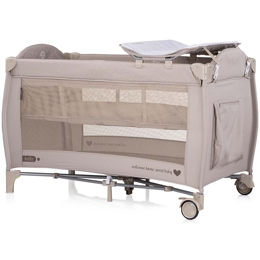 Patut pliabil Chipolino Bella Tiramisu cu doua nivele, intrare laterala cu fermoar, 2 roti cu frane, saltea de infasat, carusel muzical, geanta pentru transport, buzunar si organizator accesorii