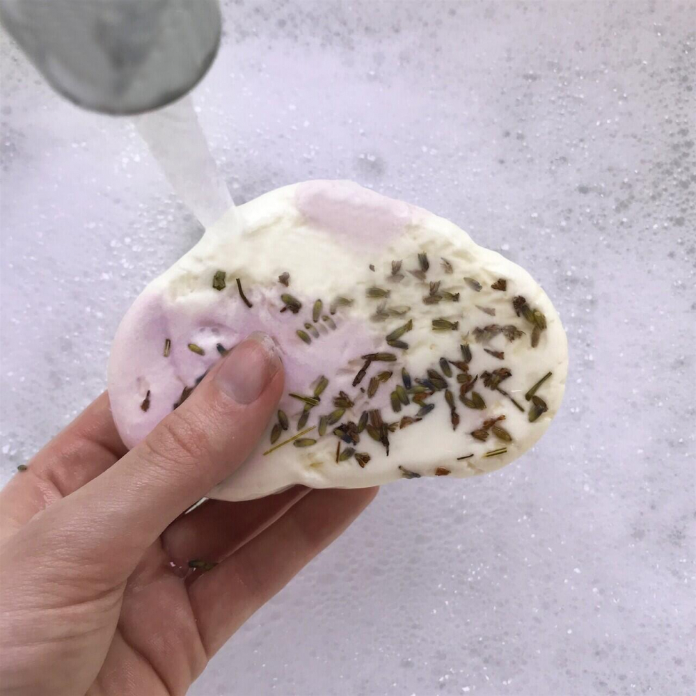 Spumant de baie solid Lavender Clouds Bubble Doh 135g Bomb Cosmetics