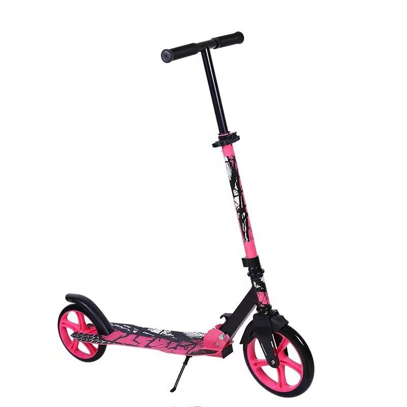 Trotineta copii si adolescenti Novokids Funky Camo PRO Roz Camuflaj, maxim 100 kg, functie Super Brake, diametru roata fata 230 mm