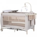 Patut pliabil Chipolino Bella Biscotta cu doua nivele, intrare laterala cu fermoar, 2 roti cu frane, saltea de infasat, carusel muzical, geanta pentru transport, buzunar si organizator accesorii
